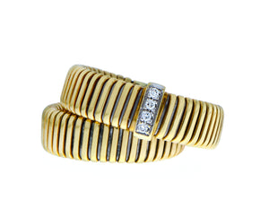 Yellow gold tubo ring with an diamond element