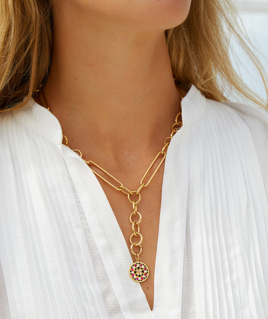 Yellow gold necklace with long and round chains