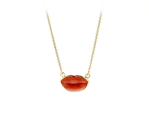 Yellow gold necklace with coral lips