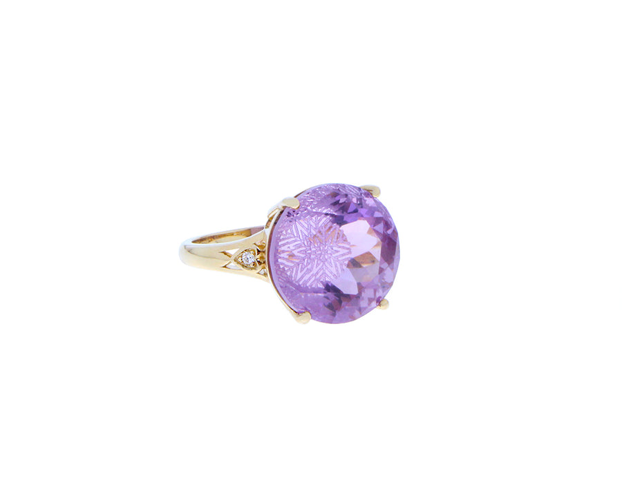 Yellow gold ring with amethyst and two diamonds