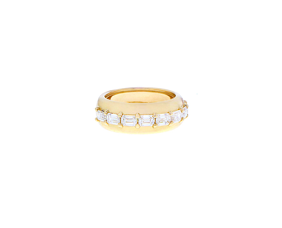 Yellow gold ring with eight diamond baguettes