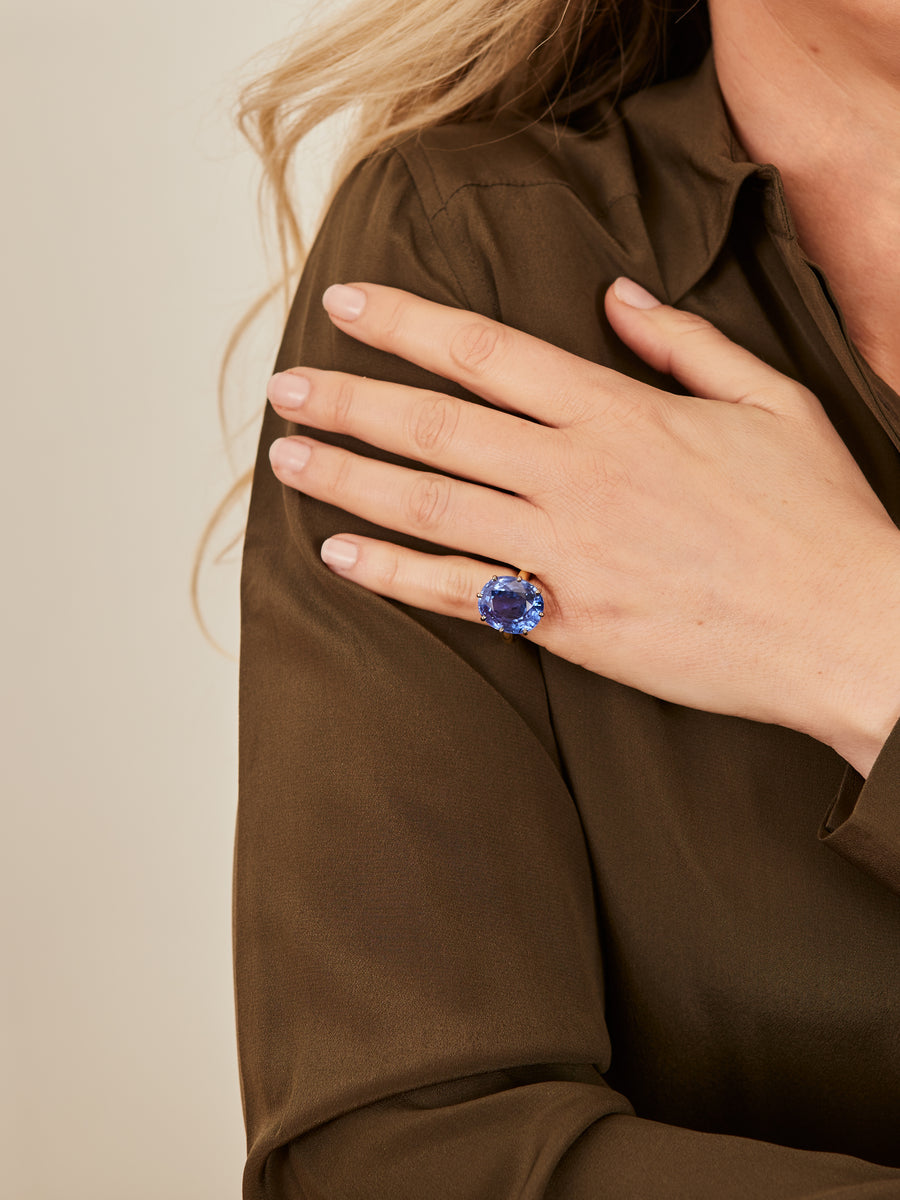 Yellow gold ring with a blue sapphire