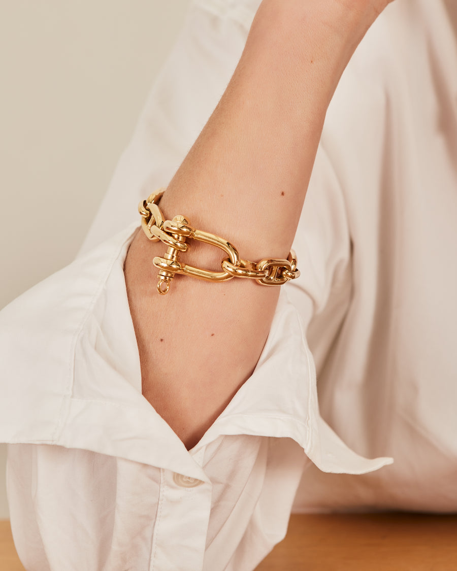 Yellow gold marina link bracelet with a harp closure