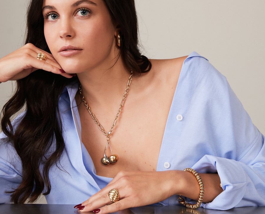 Yellow gold ring bracelet with a clasp closure