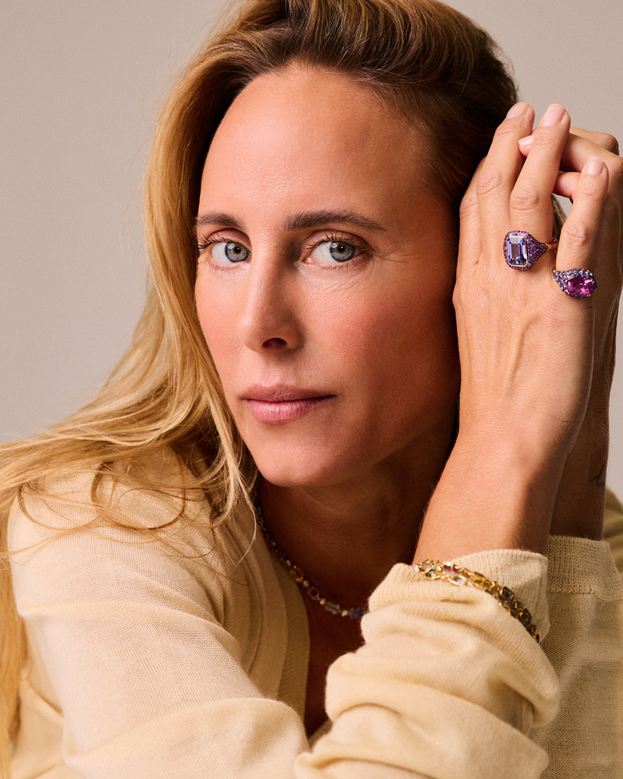 Yellow gold ring with a pink sapphire and purple sapphires