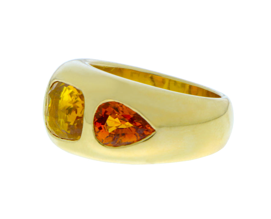 Yellow gold ring with an oval yellow sapphire and citrines