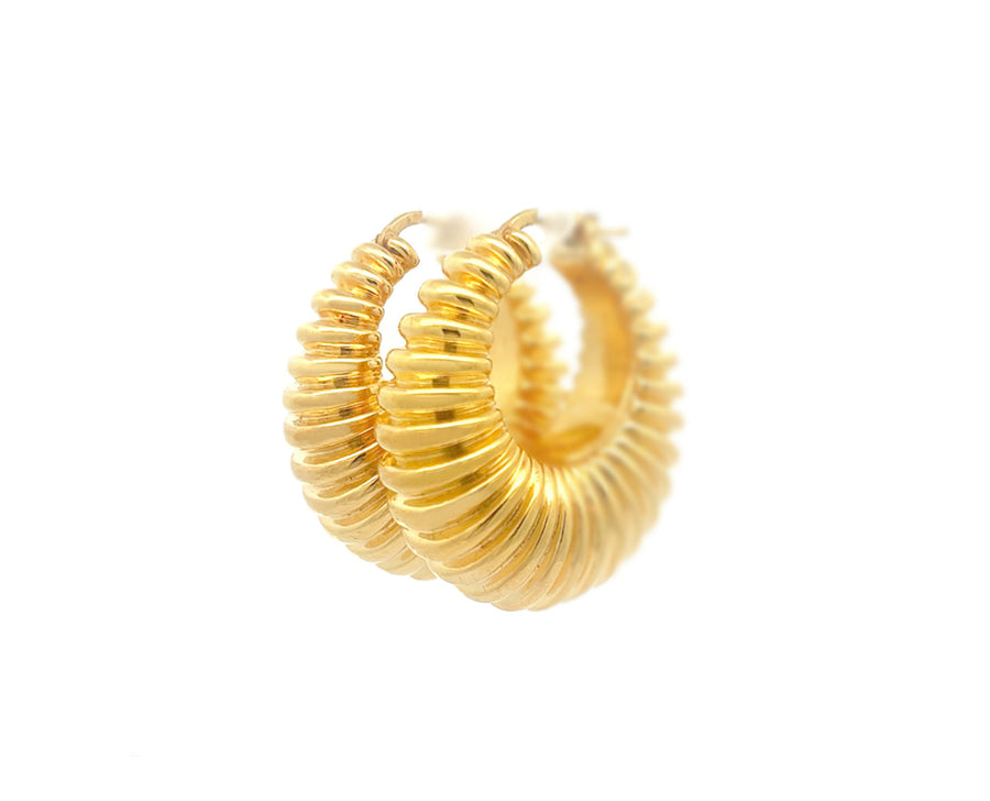 Yellow gold ribbed oval hoop earrings