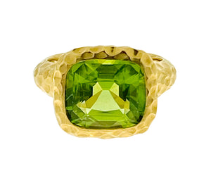 Yellow gold hammered ring with a peridot