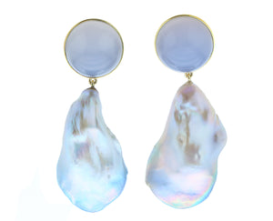 Yellow gold earrings with chalcedone and baroque pearl pendants