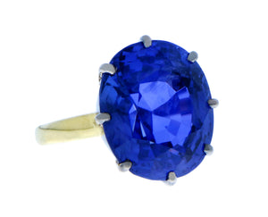Yellow gold ring with a blue sapphire